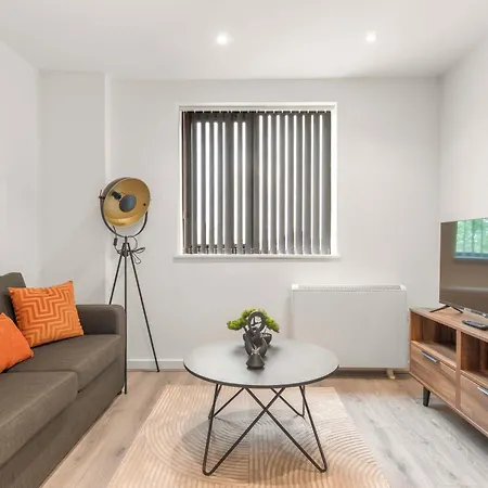 Bright & Spacious 1 Bedroom In *