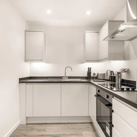 Bright & Spacious 1 Bedroom In Apartment *