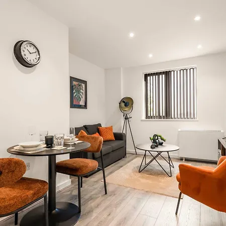 Bright & Spacious 1 Bedroom In Apartment *