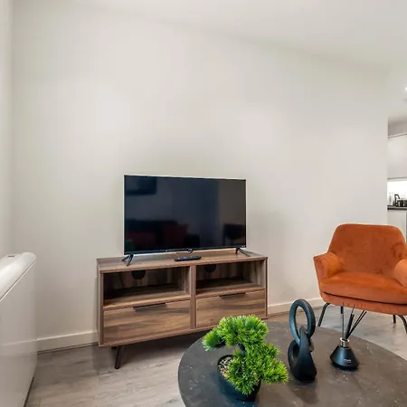 Bright & Spacious 1 Bedroom In *