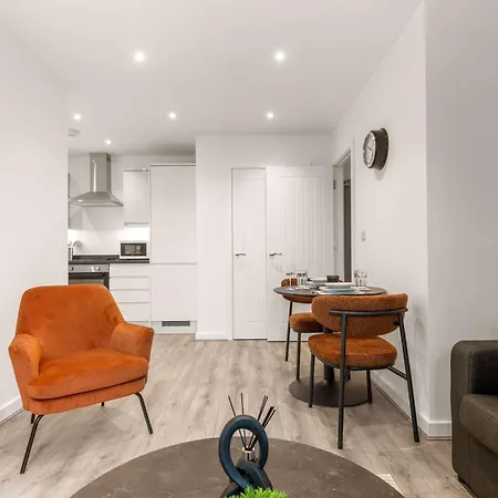 Bright & Spacious 1 Bedroom In *