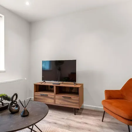 Bright & Spacious 1 Bedroom In Apartment *